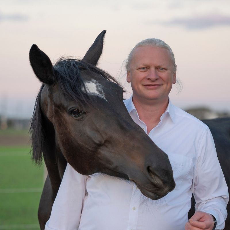 franz-paul-podek-mit-pferd Franz Paul Podek mit seinem Pferd Medalia