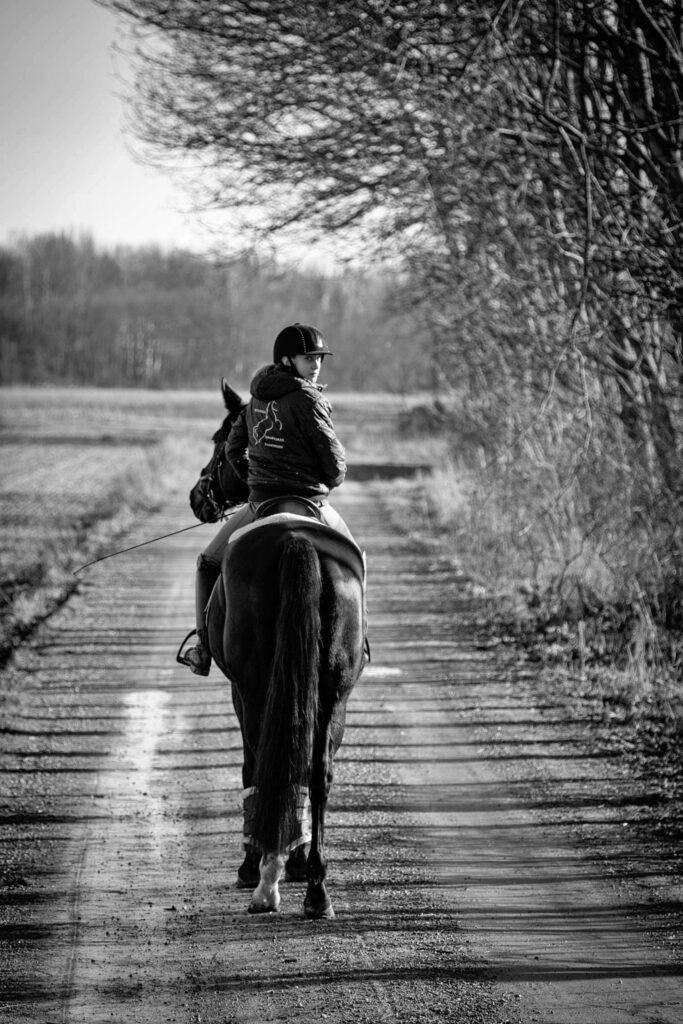 Foto von Pferd und Reiterin in schwarz weiß von Franz Paul Podek Photography