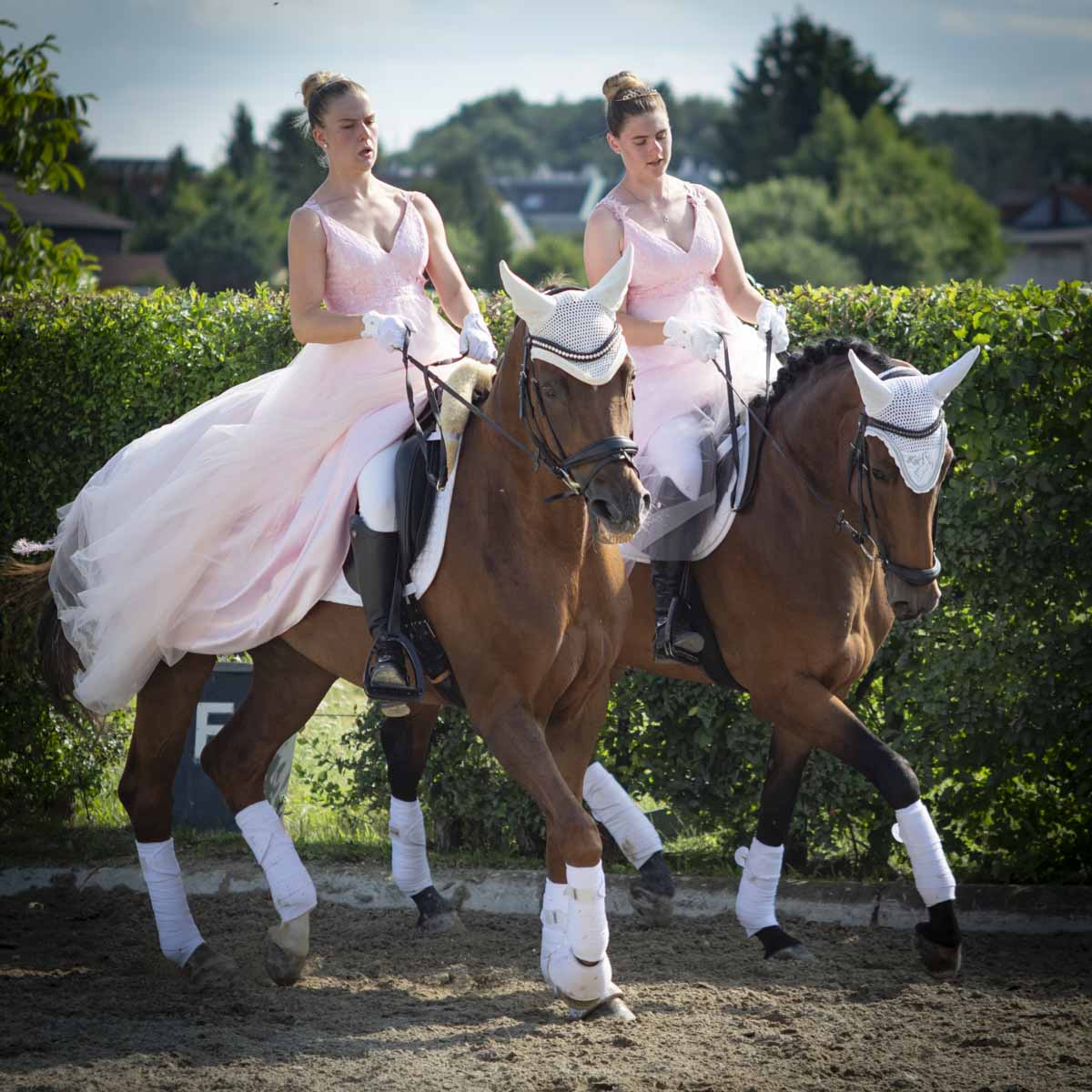 Mein Portfolio 4 Franz Paul Podek hält eine Leica-Kamera vors Auge und blickt lächelnd in die Linse